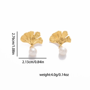 Detailansicht der goldenen Ginkgoblatt-Ohrringe mit Perlen sowie Maßen und 4g Gewicht