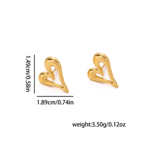Detailansicht der goldenen Herzohrringe mit Größenangaben: 1,49 cm Höhe und 1,89 cm Breite