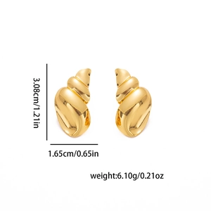 Detailansicht goldener Muschel-Ohrringe mit Maßen: 3,08 cm Höhe und 1,65 cm Breite