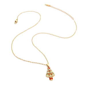 Dettaglio della collana con ciondolo a forma di albero di Natale dorato in smalto colorato