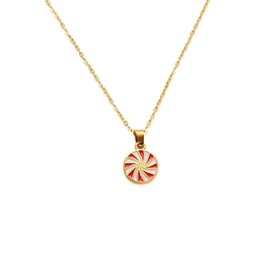 Dettaglio macro della collana natalizia dorata con pendente smaltato rosso e bianco