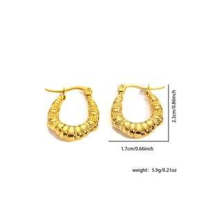 Detailed size specifications for gold twisted titanium steel hoop earrings showing dimensions