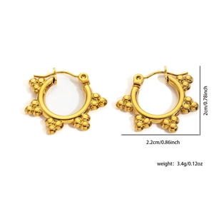 Detail of gold twisted hoop earrings with size 2cm x 2.2cm and weight 3.4g markers