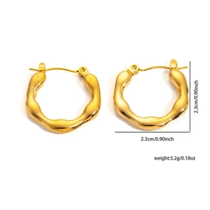 Detail shot showing 2.3cm diameter and 5.2g weight of golden twist hoop earrings