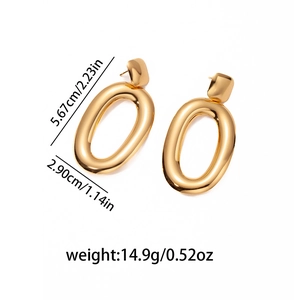 Détail de boucles d'oreilles ovales dorées avec clou carré et dimensions incluses