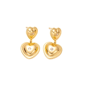 Détail boucles d'oreilles double cœur doré, texture torsadée et pierre zircon