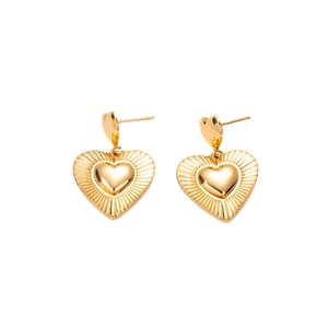 Détails des boucles d'oreilles cœur dorées avec texture rayonnante et finition polie