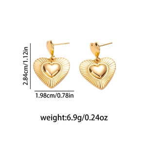 Vue détaillée de boucles d'oreilles cœur doré avec motif soleil et dimensions