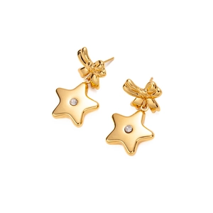 Détail de boucles d'oreilles nœud doré avec étoile et strass central brillant
