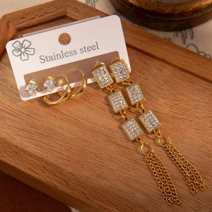 Détail du lot de boucles d'oreilles en acier avec pompons dorés et clous en zircone ronde