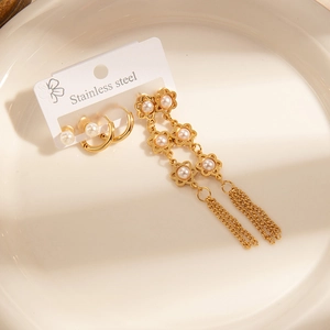 Détail d'un ensemble de boucles d'oreilles dorées en acier inoxydable avec perles et glands