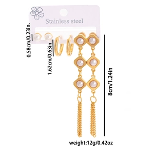 Ensemble détaillé de trois boucles d'oreilles en acier avec perles et pompons