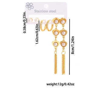 Détails d'un ensemble de boucles d'oreilles en acier inoxydable avec perles et cœurs