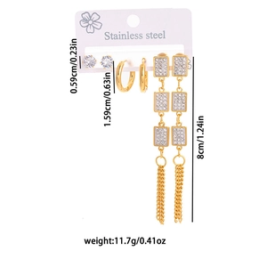 Détail de boucles d'oreilles en acier doré avec pompons et clous en zircone
