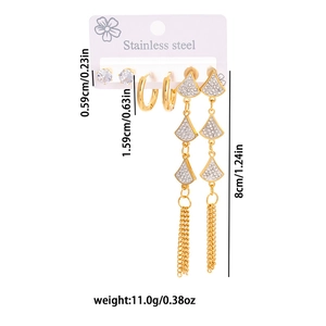 Détail d'un ensemble de boucles d'oreilles en acier inoxydable doré avec pampilles
