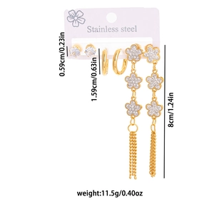 Vue détaillée du set de boucles d'oreilles en acier doré avec pompons fleurs et zircons