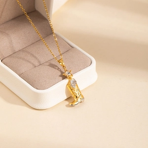 Collier avec pendentif botte de cow-boy bicolore en acier inoxydable et étoile