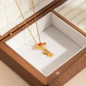 Collier ours doré en acier inoxydable avec ballons cœur et émail rouge en écrin cadeau