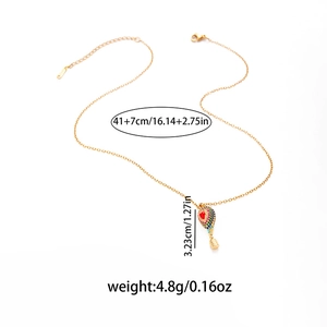 Détail du pendentif montgolfière avec cristaux colorés et mesures de chaîne en or