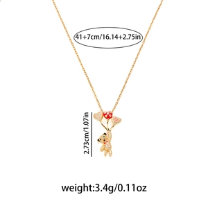 Détails des dimensions du collier ours ballon doré avec émail cœur rouge et cristaux