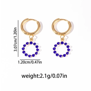 Detaillierte Größenangaben für goldene hohle Ohrringe mit blauen Zirkonia
