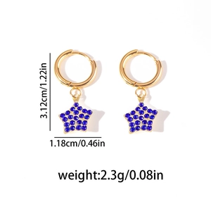 Detailansicht der goldenen Sternohrringe mit blauen Zirkonia und Maßangaben in cm