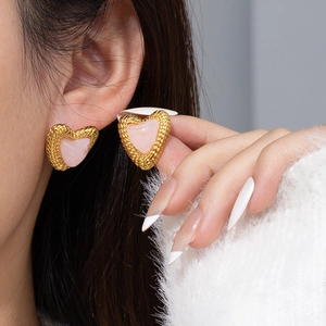 Boucles d'oreilles cœur dorées avec incrustation en résine rose et bordure texturée
