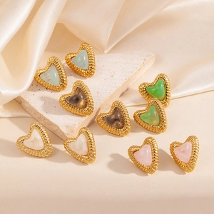 Boucles d'oreilles cœur vintage dorées avec incrustation de résine marbrée pour femmes