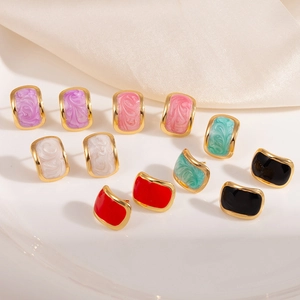 Boucles d'oreilles rectangulaires en acier inoxydable aux finitions marbre et émail