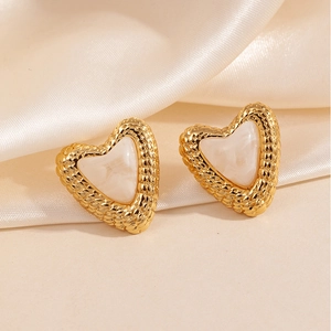 Boucles d'oreilles cœur vintage dorées avec résine marbrée blanche sur tissu en soie