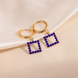 Goldene Creolen mit hohlen quadratischen Anhängern und funkelnden blauen Zirkoniasteinen