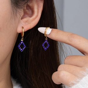Minimalistische hohle Gold-Ohrringe mit marineblauen Zirkonia für einen luxuriösen Look