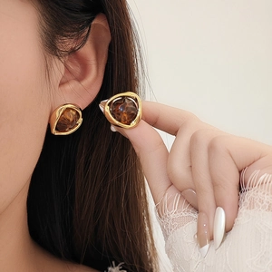 Boucles d'oreilles vintage en résine ambre avec cadre en acier inoxydable doré martelé