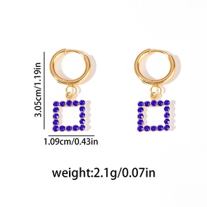 Goldene quadratische Ohrringe mit blauen Zirkonias, 3,05 cm Länge auf weißem Hintergrund