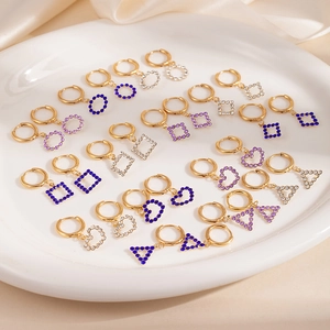 Luxuriöses Set aus goldenen Herz- und geometrischen Ohrringen mit bunten Zirkonsteinen