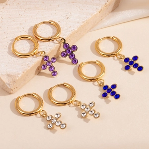 Goldene Creolen mit Zirkon-Kreuzanhängern in Violett, Blau und Weiß erhältlich