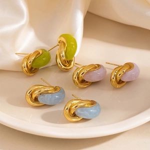 Trois paires de boucles d'oreilles modernes en métal torsadé et résine verte, violette et bleue