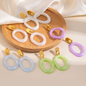 Lot de boucles d'oreilles ovales en résine avec tiges dorées et texture marbrée