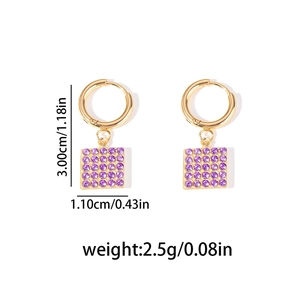Detailansicht der quadratischen Zirkonia-Ohrringe in Lila mit Goldfinish und Maßen