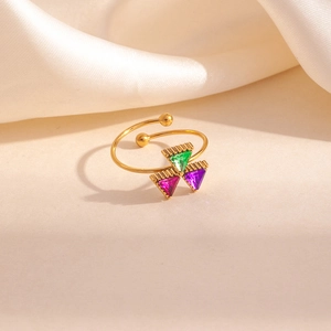 Bague ouverte dorée en forme de trèfle avec pierres triangulaires vertes, mauves et roses
