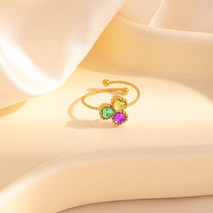 Bague torsadée dorée ajustable avec zircons colorés en forme de trèfle à cœur
