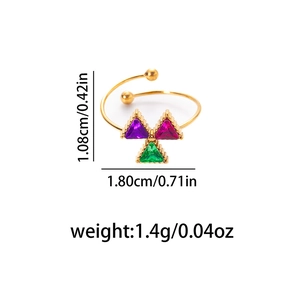 Détail montrant les dimensions d'une bague trèfle avec zircons colorés et anneau ouvert