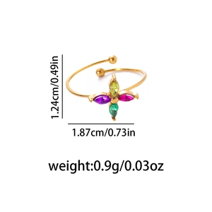 Vue détaillée d'une bague trèfle en zircon coloré, dimensions 1,24 cm par 1,87 cm
