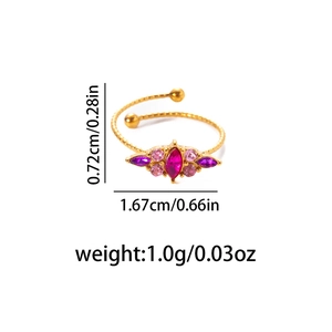 Détail de la bague en or avec zircons violets et dimensions du motif trèfle tressé