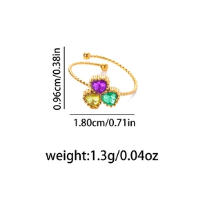 Vue détaillée de la bague torsadée dorée avec trois pierres en cœur et dimensions