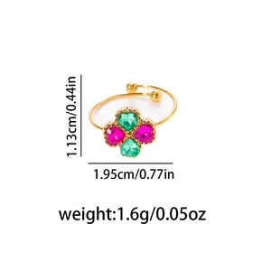 Détail montrant les dimensions de la bague trèfle hauteur 1,13cm et poids 1,6g
