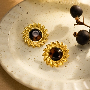 Boucles d'oreilles rétro tournesol avec pétales dorés et pierres en résine marron
