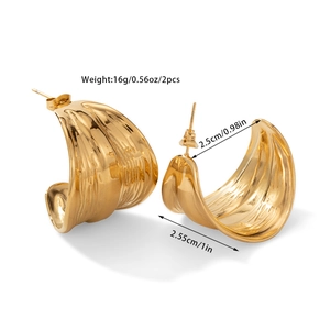 Detailed size and weight chart for gold chunky C-shaped irregular earrings