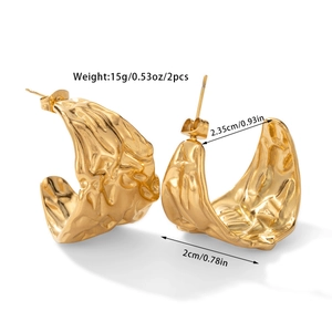 Detail of chunky C-shape hammered gold earrings showing size dimensions and weight in grams