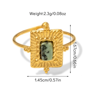 Détails de la bague ajustable dorée avec pierre vert émeraude, dimensions et poids inclus